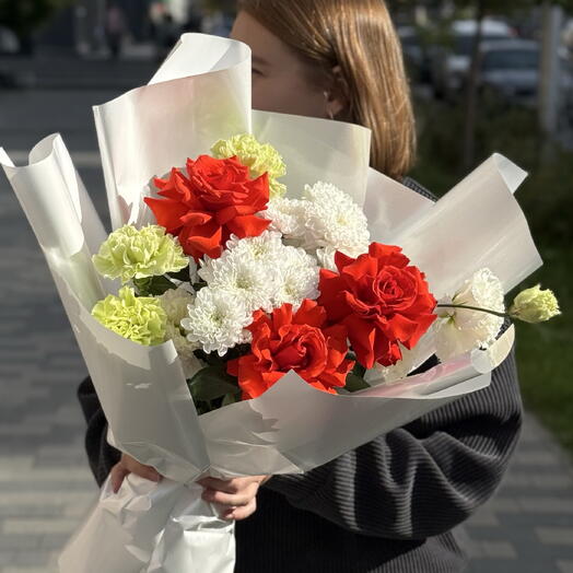 Букет Роза Нина и зеленые гвоздики
