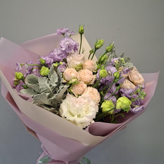 Букет из кустовых роз, сиреневой маттиолы,эустомы