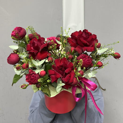 Композиция в красных оттенках с Пионовидными и Французскими Розами🌹