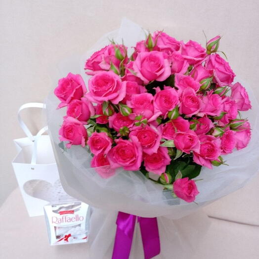 Pink spray roses + Рафаэлло