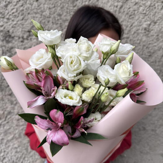 🌸 Нежный букет из белых эустом и нежно-розовых альстромерий