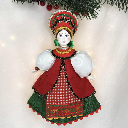 Новогодняя игрушка из фарфора и текстиля «Кукла нарядная»