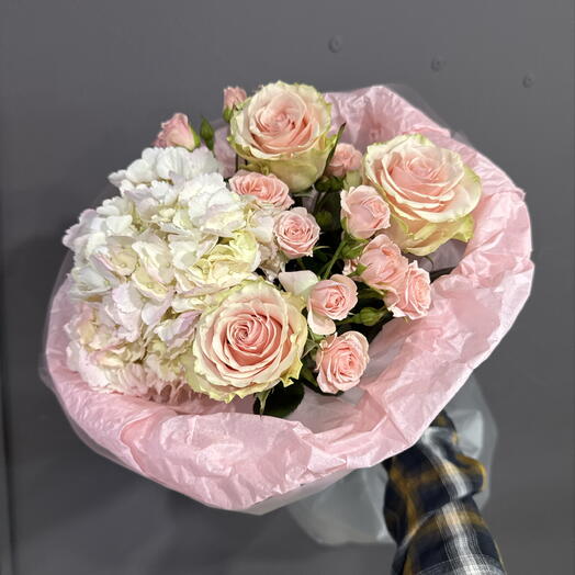 Букет с розовой гортензией и розами   🌸