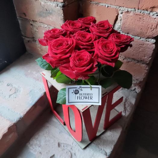Букет из 9 роз в коробке с колбами "Love"