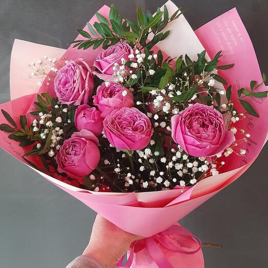 Rosas arbustivas en forma de peonía con gypsophila