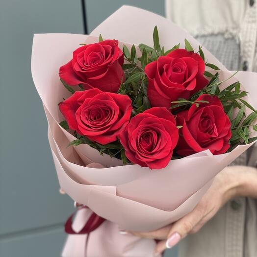 Bouquet of roses 5 pcs in a stylish package