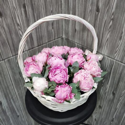 Cesta de 15 peonías Rosadas con eucalipto