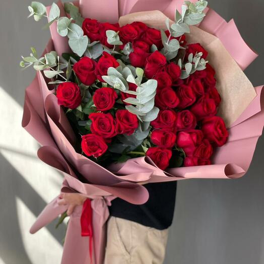 Красные розы 35 шт с эвкалиптом
