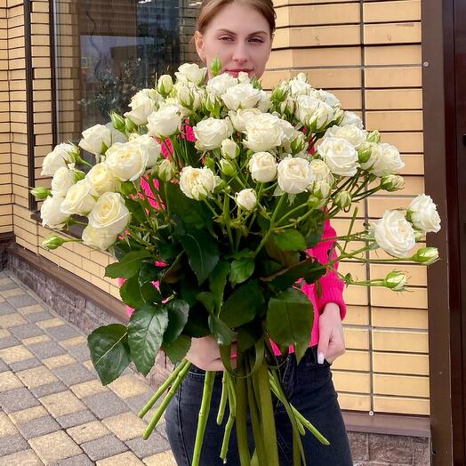 Букет из белых кустовых роз