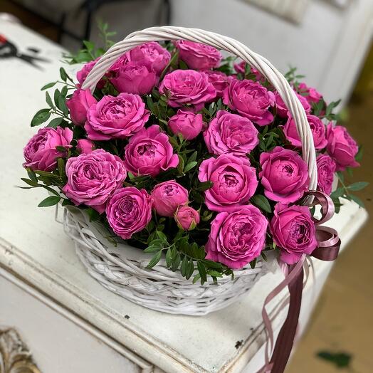 Корзина с пионовидными розами