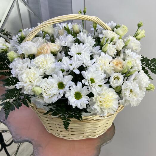 Пышная корзина с ромашками