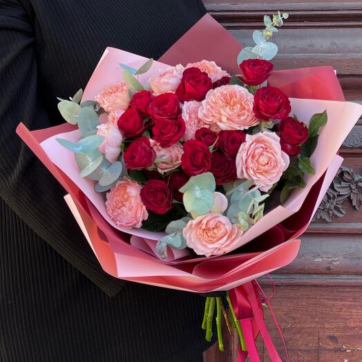 St bouquet 85 из персиковых и красных пионовидных роз