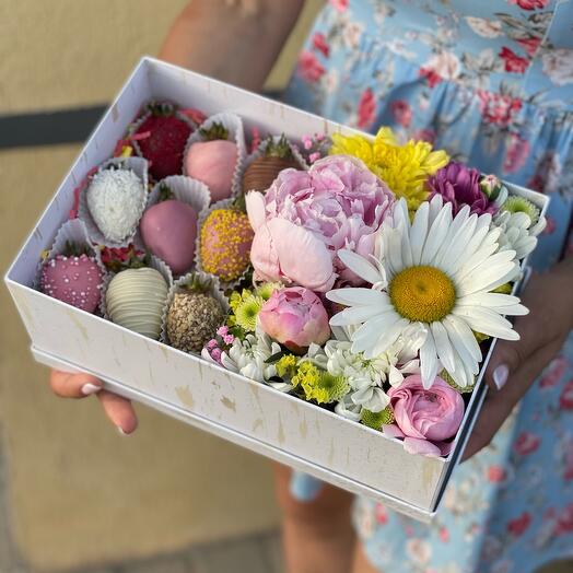 Клубника и цветы