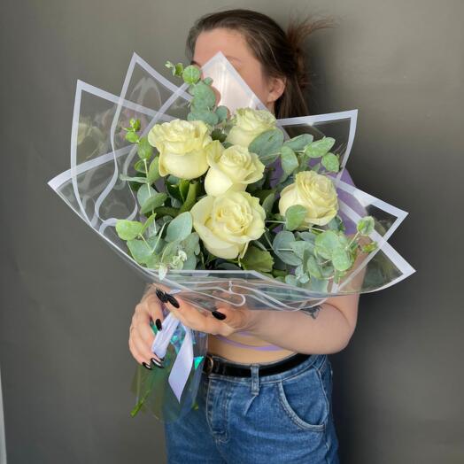 Монобукет 5 белых роз Мондиал с ароматным эвкалиптом  | Happy Flowers