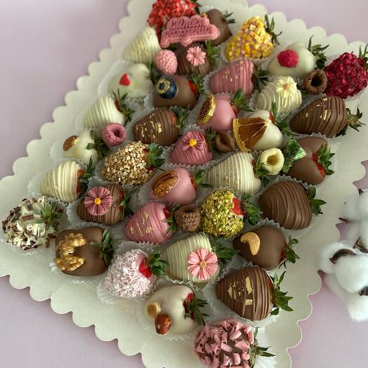 Chocolate-covered strawberries - a large set
