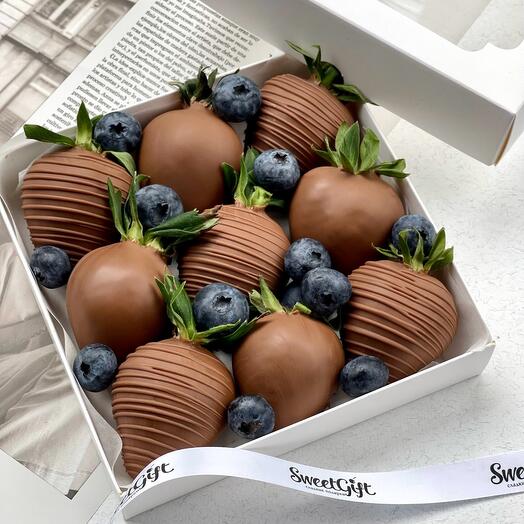 Chocolate-covered strawberries "Classic" with blueberries