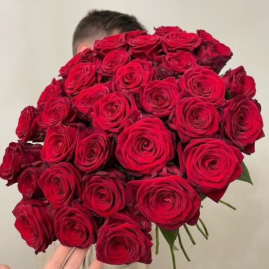 35 rosas rusas bajo la cinta