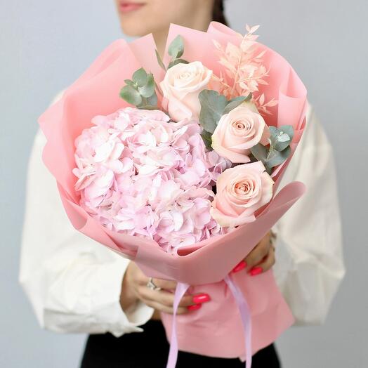 Авторский букет с гортензией и нежными розами. Букет 84 Kimbirly Flowers
