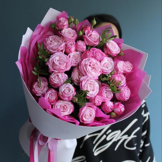 Peony-shaped lady roses