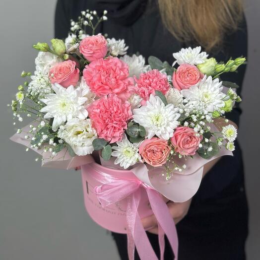 Нежно-розовая композиция с хризантемой и диантусами (115)