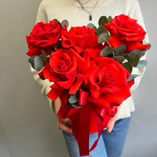 Французские розы с эвкалиптом в коробке