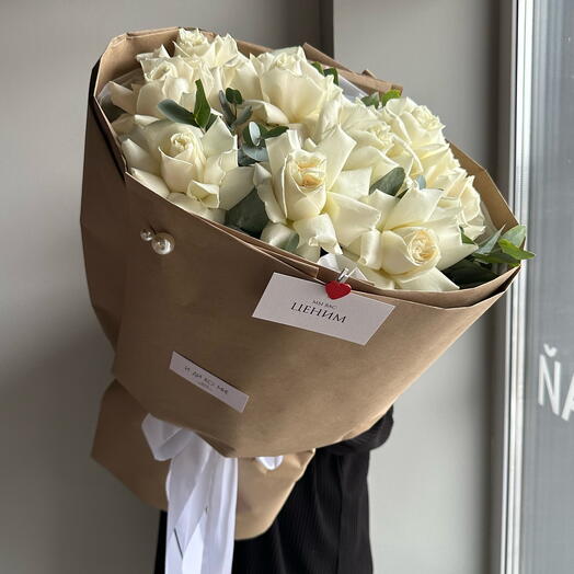 Rosas blancas ecuatorianas con eucalipto en elaboración