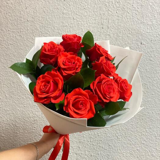 9 алых роз Нина с зеленью