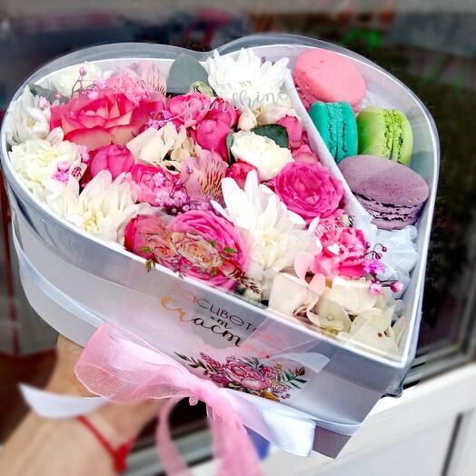 Коробочка сердце с цветами и макаронсами
