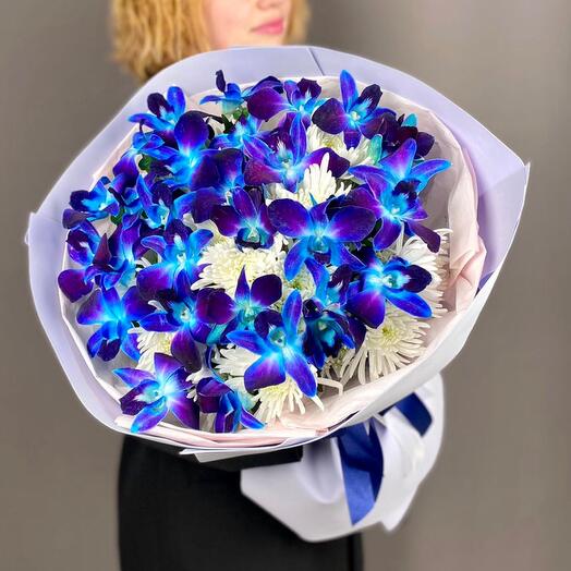 Ramo espacial con orquídea azul y crisantemo fragante
