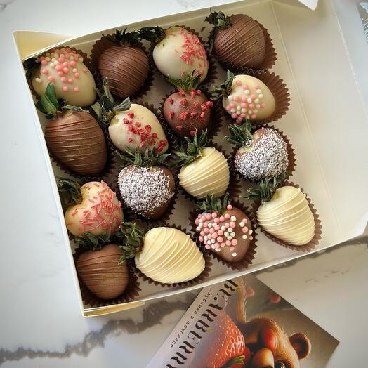 Клубника в шоколаде Two Chocolates M 12-20 шт