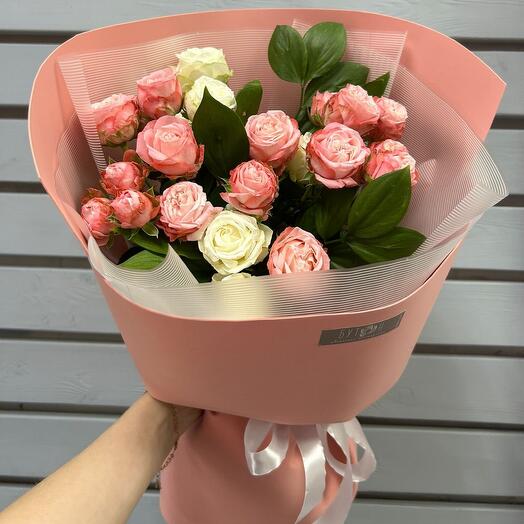 Ramo de rosas de arbusto mezcla con ruskus