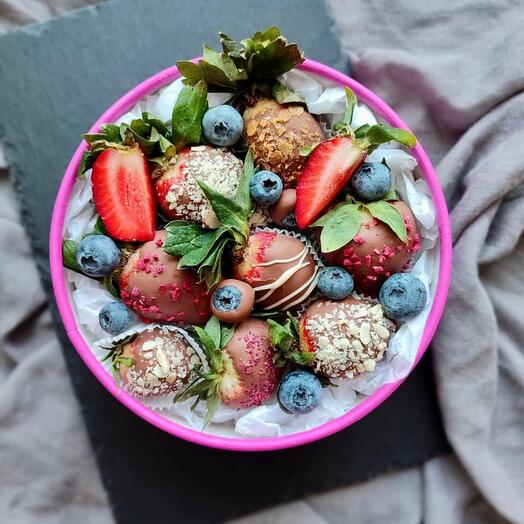 Strawberries in Belgian chocolate in a round box