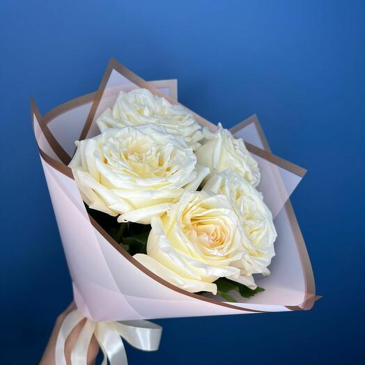 Bouquet of peony-shaped roses