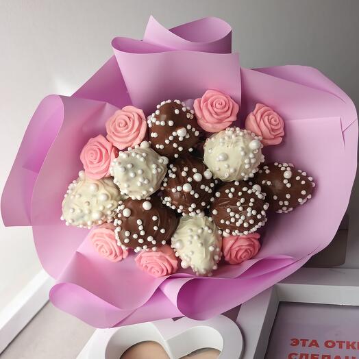 Букет клубника в шоколаде с розами из шоколада