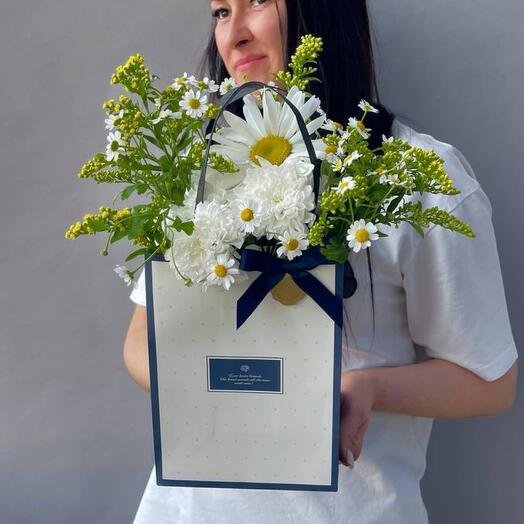 Un cumplido floral con crisantemo, manzanilla