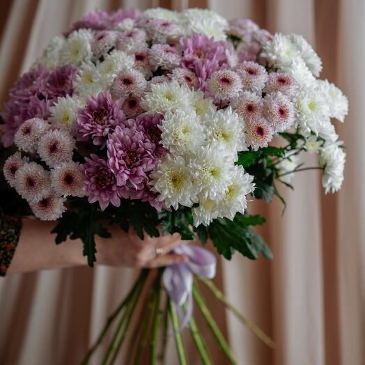 A bright bouquet of 15 bush chrysanthemums