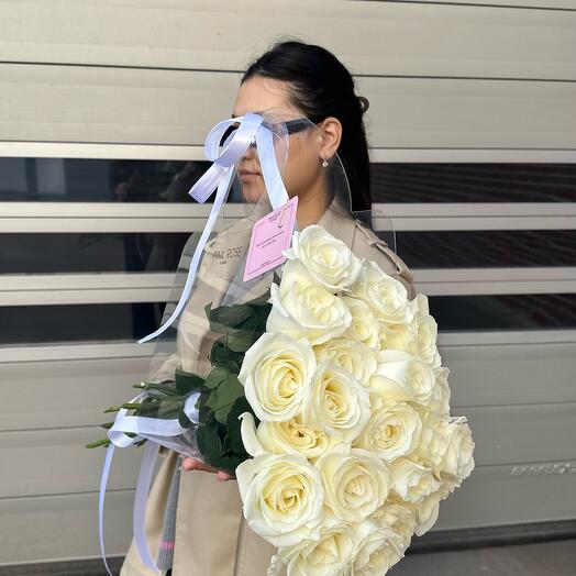 25 белых роз в переноске