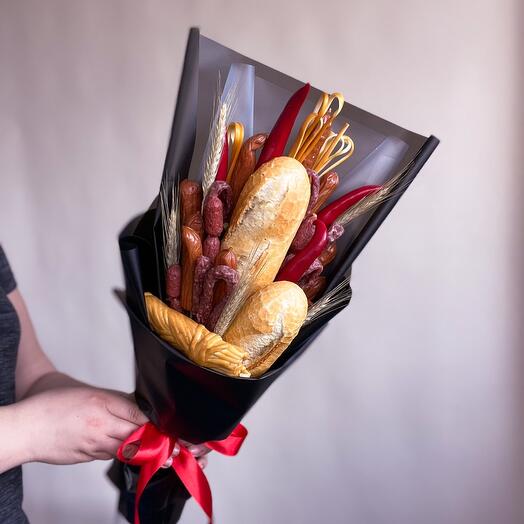 Мужской съедобный букет с колбасками, сыром, багетом, перцами чили и пшеницей