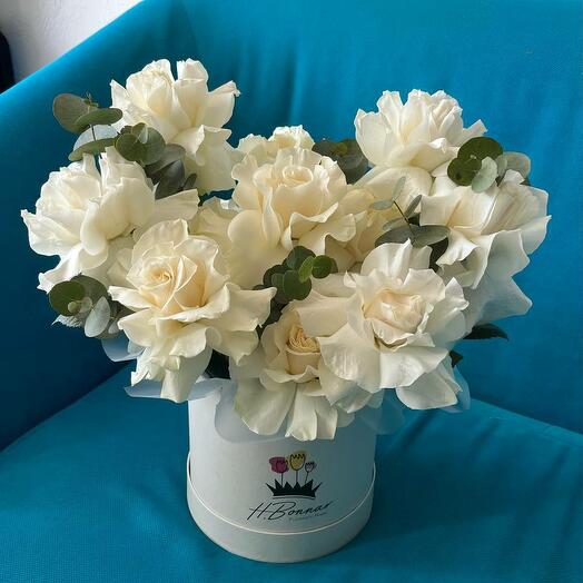 Белые розы в коробке