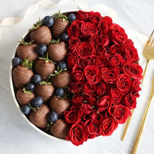 Набор из клубники в шоколаде с кустовыми розами "Love Is"