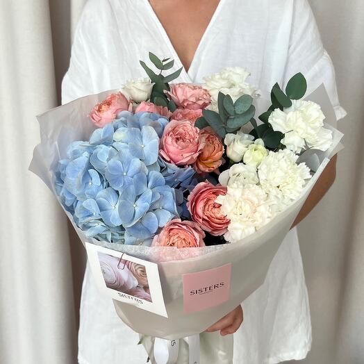 Ramo de "sentimientos Cálidos" con hortensias, rosas de peonía y claveles