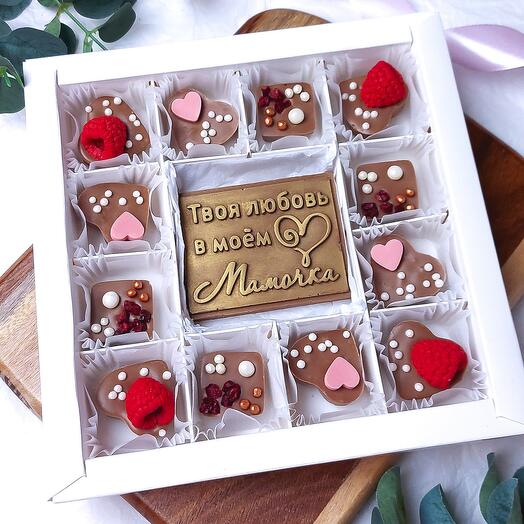 Набор конфет из итальянского молочного шоколада в подарок маме