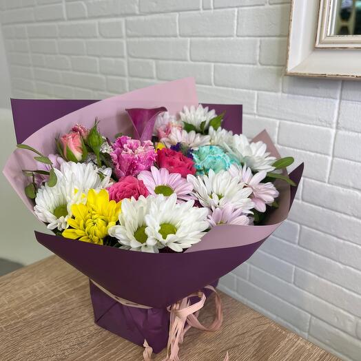 Flower arrangement with a rose