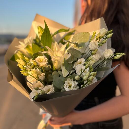 Букет «Лилия и Лизиантус»