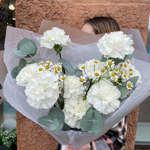 Букет из белых диантусов, кустовых ромашек , эвкалипта