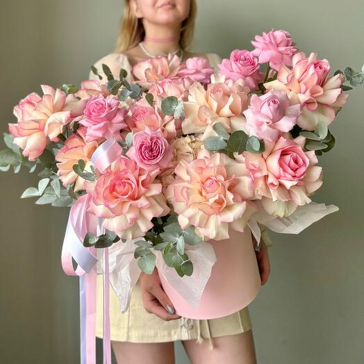 Вау коробка с французскими розами в розовых тонах