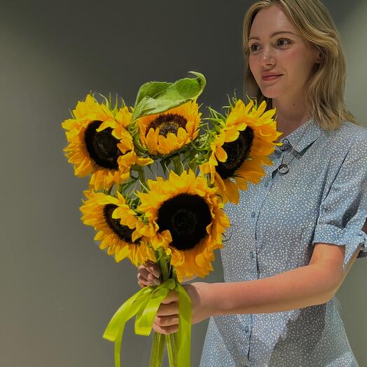5 pieces of sunflowers under the ribbon