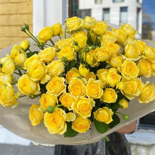 Букет из желтых кустовых роз