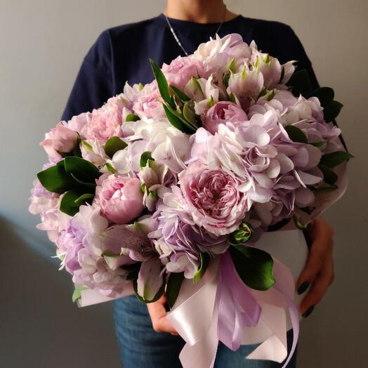 Hydrangeas, peony-shaped roses and alstroemeria in a hatbox