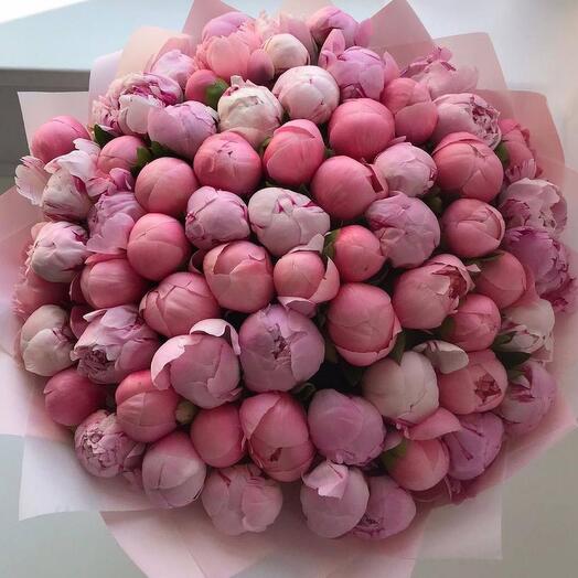 Bouquet of pink and coral peony